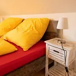 Art City-studios 4 Und 8, Gross, Modern, Citynah, Je 3 Schlafzimmer, Kostenfreie Parkplaetze, Sued-balkons, Ruhig, Herkulesblick