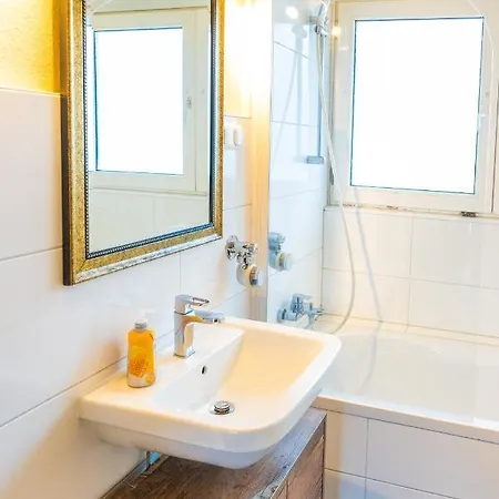 Art City-studios 4 Und 8, Gross, Modern, Citynah, Je 3 Schlafzimmer, Kostenfreie Parkplaetze, Sued-balkons, Ruhig, Herkulesblick *