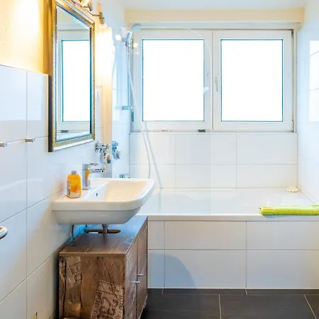 Art City-studios 4 Und 8, Gross, Modern, Citynah, Je 3 Schlafzimmer, Kostenfreie Parkplaetze, Sued-balkons, Ruhig, Herkulesblick *