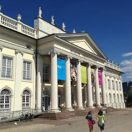 Art City-studios 4 Und 8, Gross, Modern, Citynah, Je 3 Schlafzimmer, Kostenfreie Parkplaetze, Sued-balkons, Ruhig, Herkulesblick