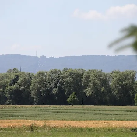 Art City-studios 4 Und 8, Gross, Modern, Citynah, Je 3 Schlafzimmer, Kostenfreie Parkplaetze, Sued-balkons, Ruhig, Herkulesblick