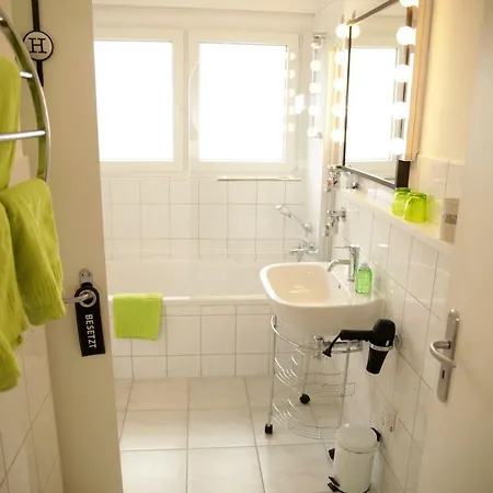 Art City-studios 4 Und 8, Gross, Modern, Citynah, Je 3 Schlafzimmer, Kostenfreie Parkplaetze, Sued-balkons, Ruhig, Herkulesblick *