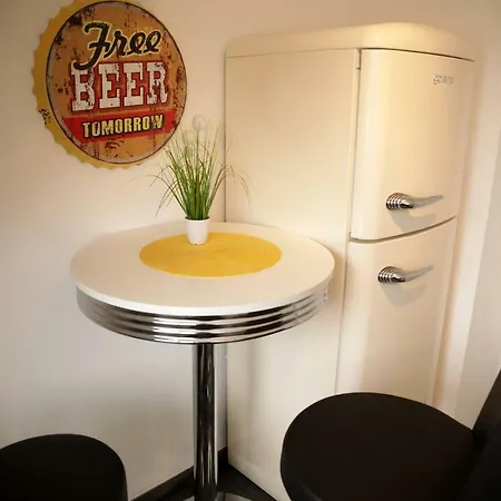 Art City-studios 4 Und 8, Gross, Modern, Citynah, Je 3 Schlafzimmer, Kostenfreie Parkplaetze, Sued-balkons, Ruhig, Herkulesblick