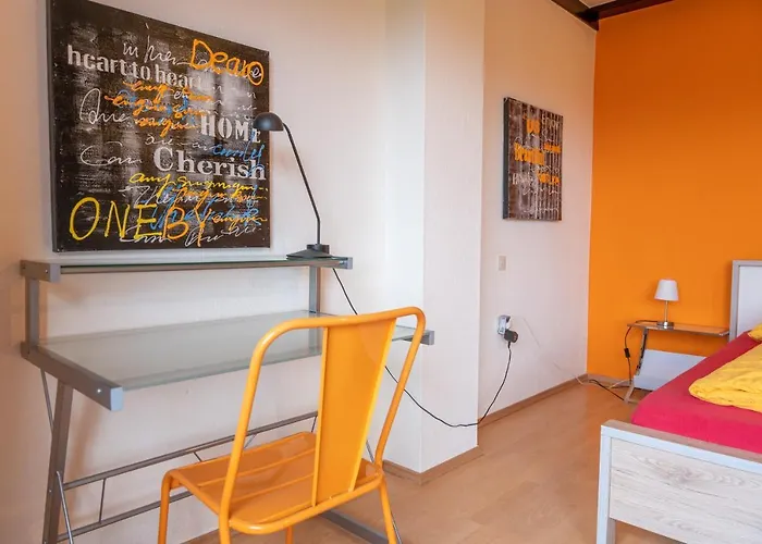 Art City-studios 4 Und 8, Gross, Modern, Citynah, Je 3 Schlafzimmer, Kostenfreie Parkplaetze, Sued-balkons, Ruhig, Herkulesblick דירה