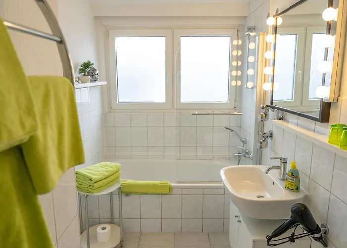 Art City-studios 4 Und 8, Gross, Modern, Citynah, Je 3 Schlafzimmer, Kostenfreie Parkplaetze, Sued-balkons, Ruhig, Herkulesblick *