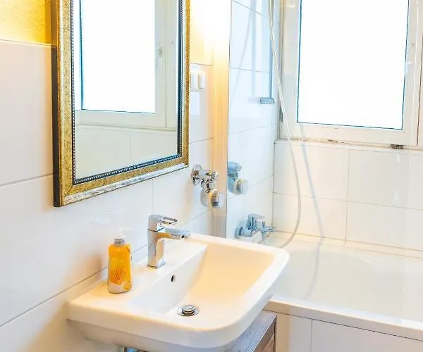 Art City-studios 4 Und 8, Gross, Modern, Citynah, Je 3 Schlafzimmer, Kostenfreie Parkplaetze, Sued-balkons, Ruhig, Herkulesblick *