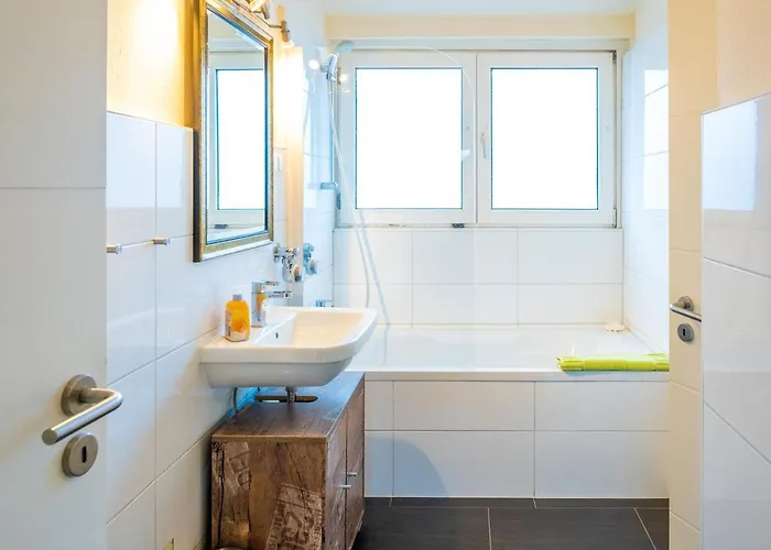 Art City-studios 4 Und 8, Gross, Modern, Citynah, Je 3 Schlafzimmer, Kostenfreie Parkplaetze, Sued-balkons, Ruhig, Herkulesblick *