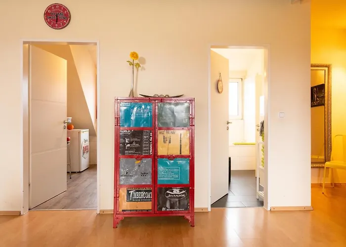 Art City-studios 4 Und 8, Groß, Modern, Citynah, Je 3 Schlafzimmer, Kostenfreie Parkplätze, Süd-balkons, Ruhig, Herkulesblick *