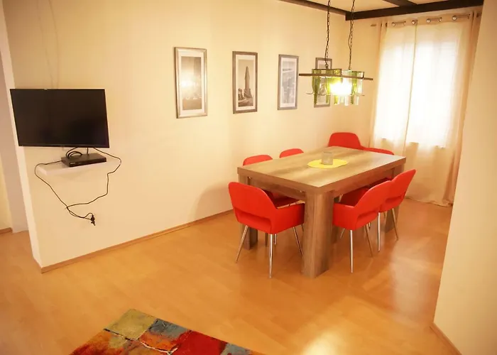 Art City-studios 4 Und 8, Gross, Modern, Citynah, Je 3 Schlafzimmer, Kostenfreie Parkplaetze, Sued-balkons, Ruhig, Herkulesblick דירה *