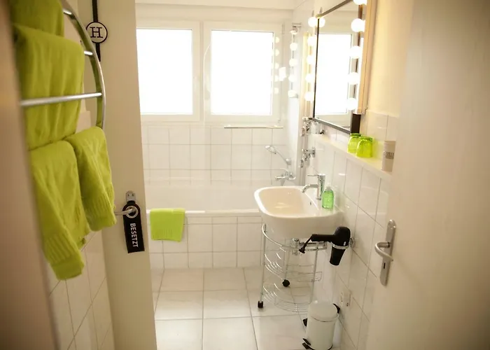 Art City-studios 4 Und 8, Gross, Modern, Citynah, Je 3 Schlafzimmer, Kostenfreie Parkplaetze, Sued-balkons, Ruhig, Herkulesblick *