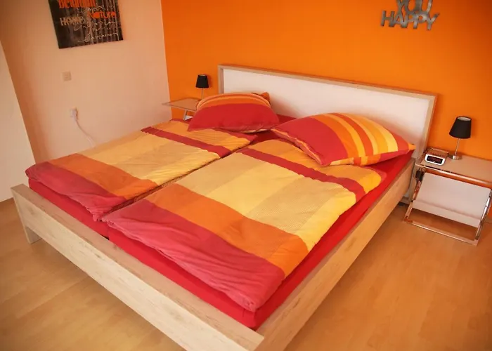 Art City-studios 4 Und 8, Gross, Modern, Citynah, Je 3 Schlafzimmer, Kostenfreie Parkplaetze, Sued-balkons, Ruhig, Herkulesblick *